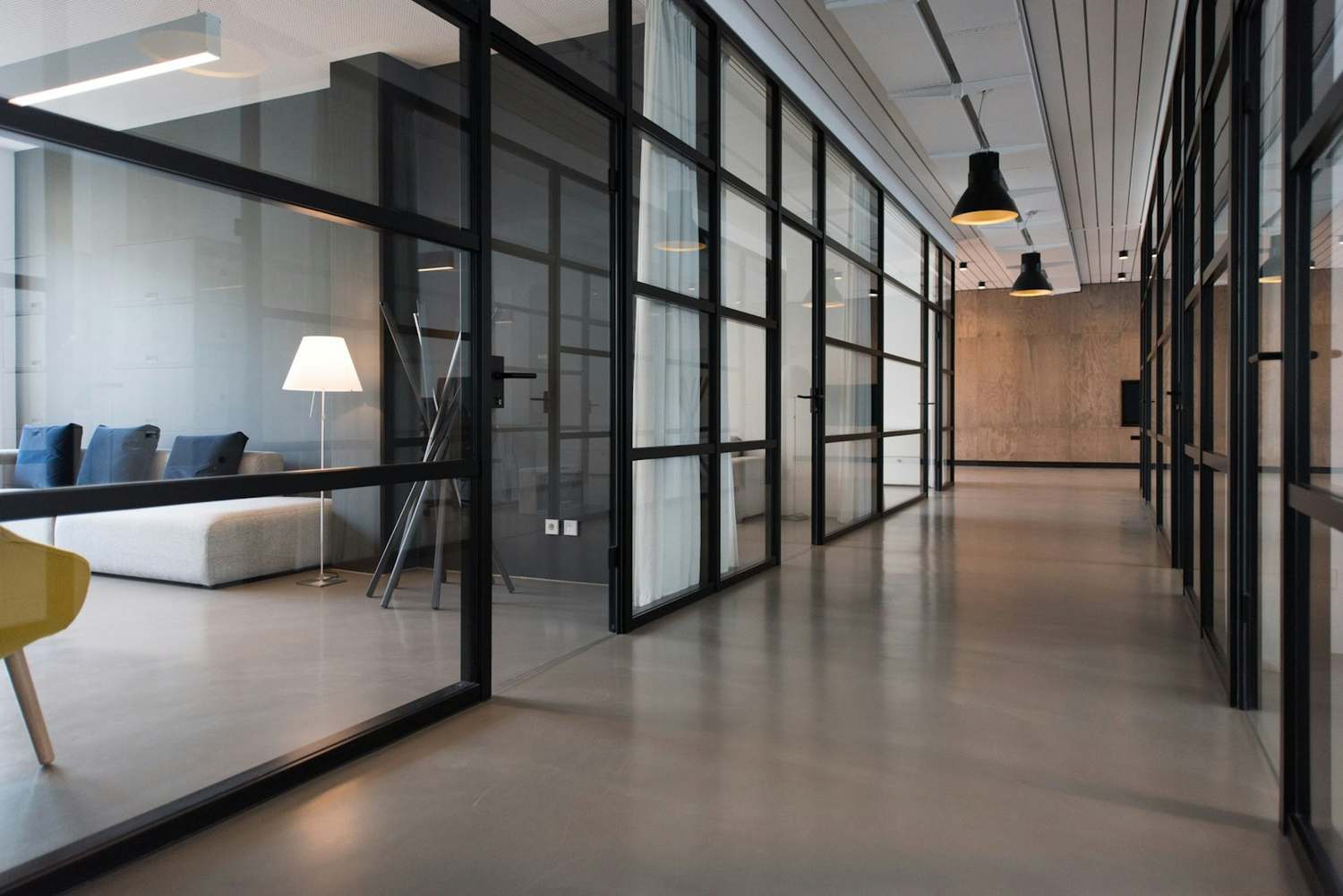 Moderne Räume mit Glaswänden